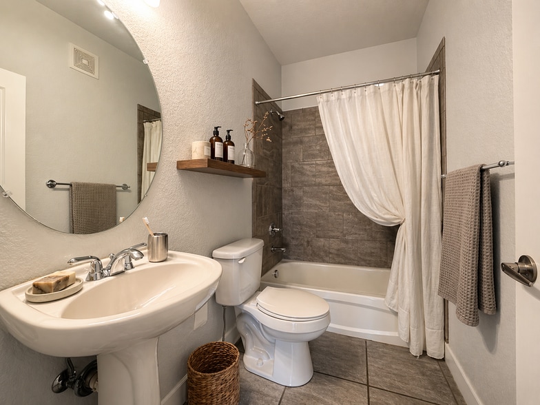 Guest bathroom - 5015 Northern Lights Dr