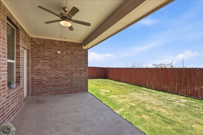 Building Photo - Like New Home