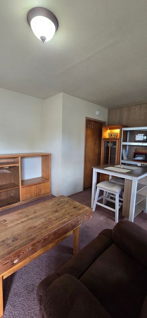 Building Photo - Room for rent with private entrance
