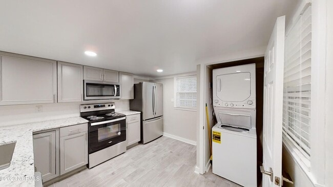 Building Photo - 1255 Central Dr