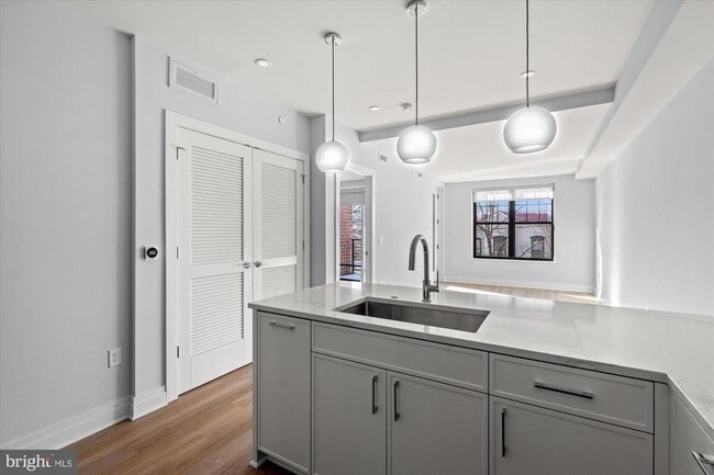 Building Photo - 811 N Columbus St