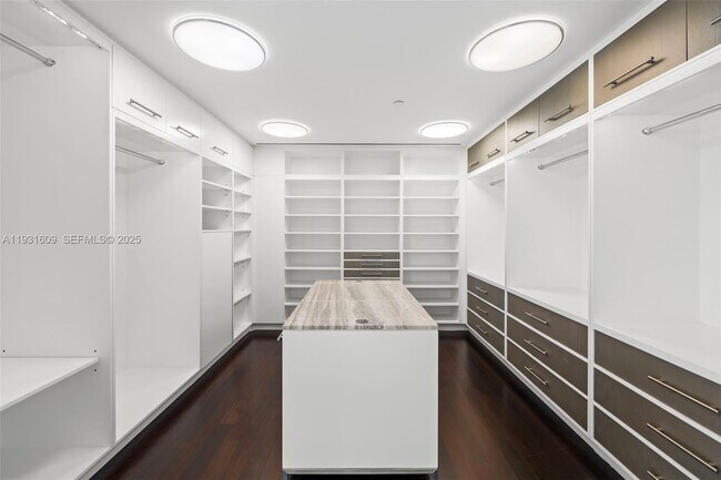 Building Photo - 1643 Brickell Ave