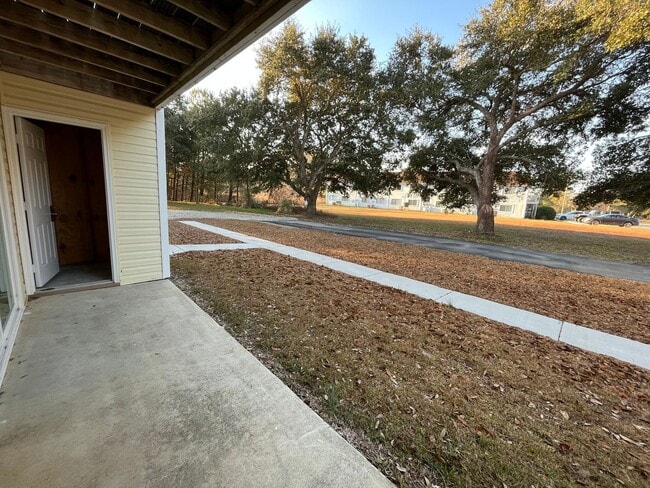 Building Photo - Updated two bedroom condo in Hampstead!