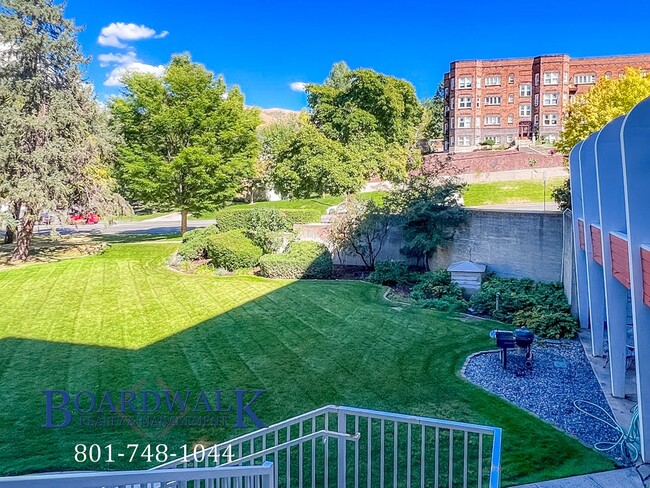 Building Photo - Beautiful Top Floor University Condo with ...