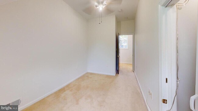 Building Photo - 452 Oakwood St SE