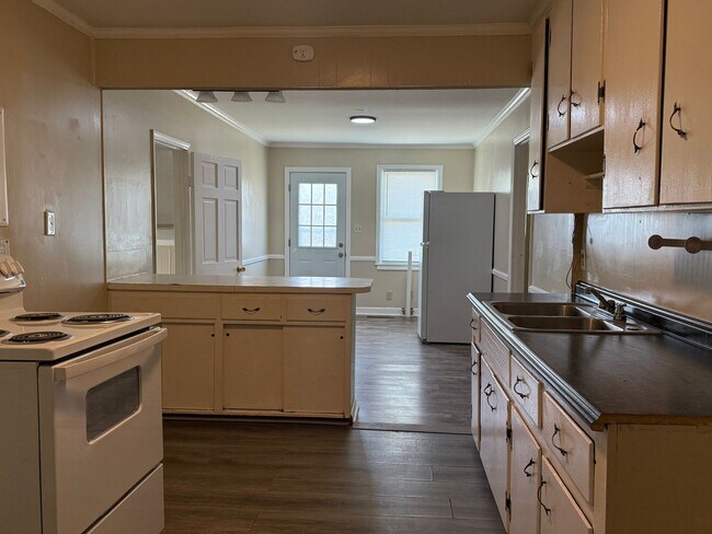 Building Photo - Fully Renovated 3-Bedroom, 1 Bathroom Home