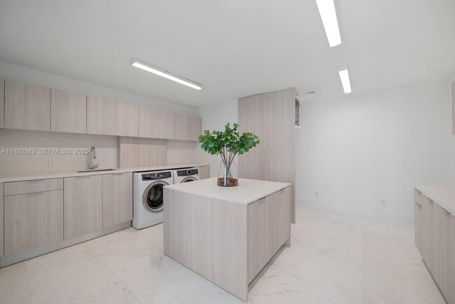 Building Photo - 1643 Brickell Ave