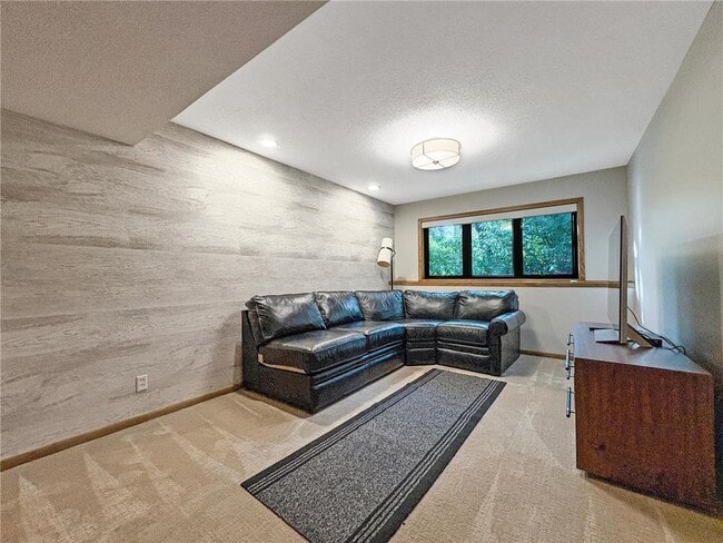 Building Photo - 13900 Hill Ridge Dr
