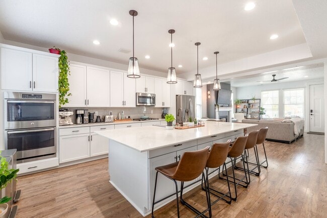 Building Photo - Daybreak living at its finest!