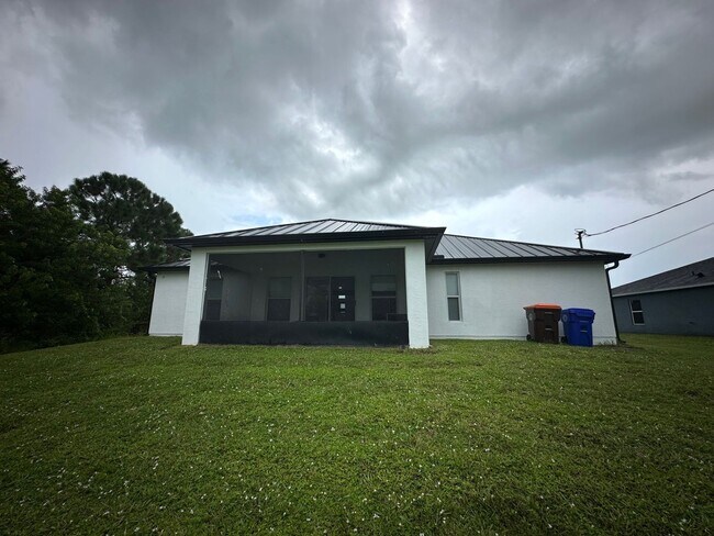 Building Photo - Modern 3-Bedroom Single-Family Home for Re...