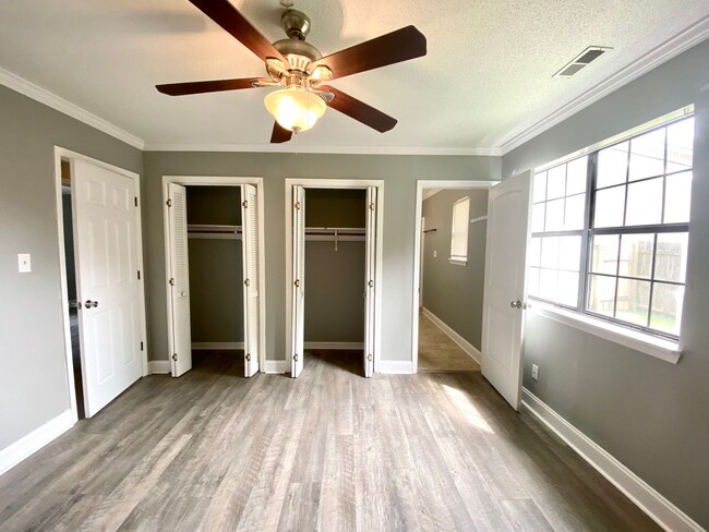 Building Photo - Beautiful 3 Bedroom 2 Bathroom House Off o...