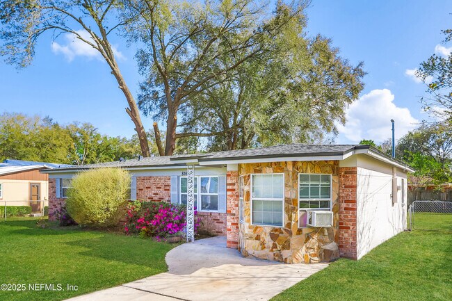 Building Photo - 8360 Red Holly Ln