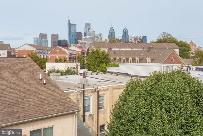 Building Photo - 2553 Montrose St