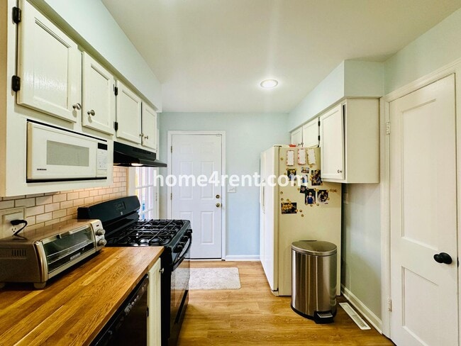 Building Photo - Charming, Prairie Village Home in a Quiet Neighborhood with Wood Floors and a Fenced Yard!