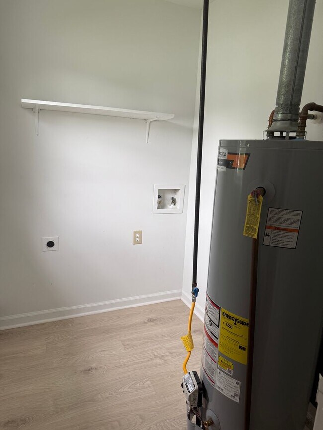 Building Photo - Two bedroom, one bath apartment in Burlington