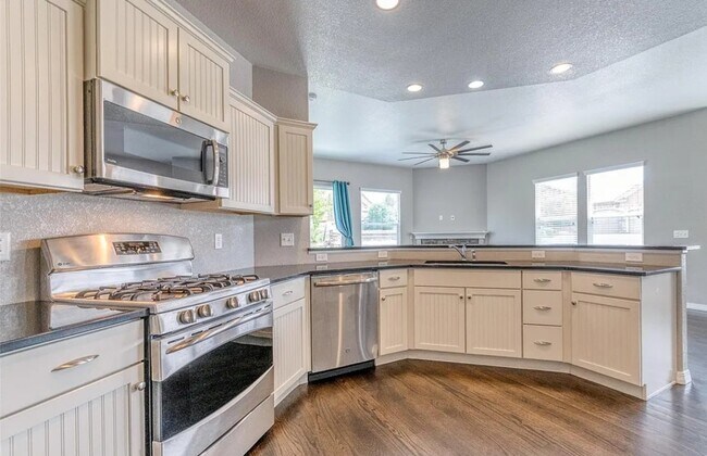 Building Photo - 495 Pasada Way