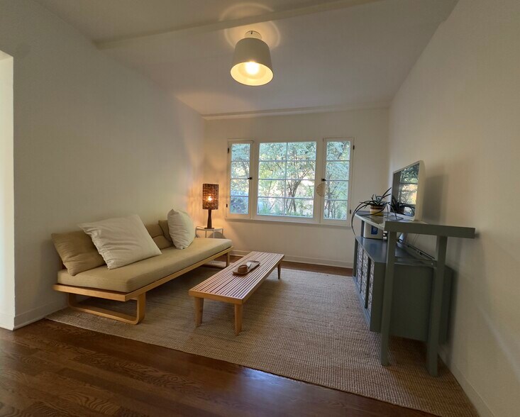 Building Photo - 2415 Meadow Valley Ter