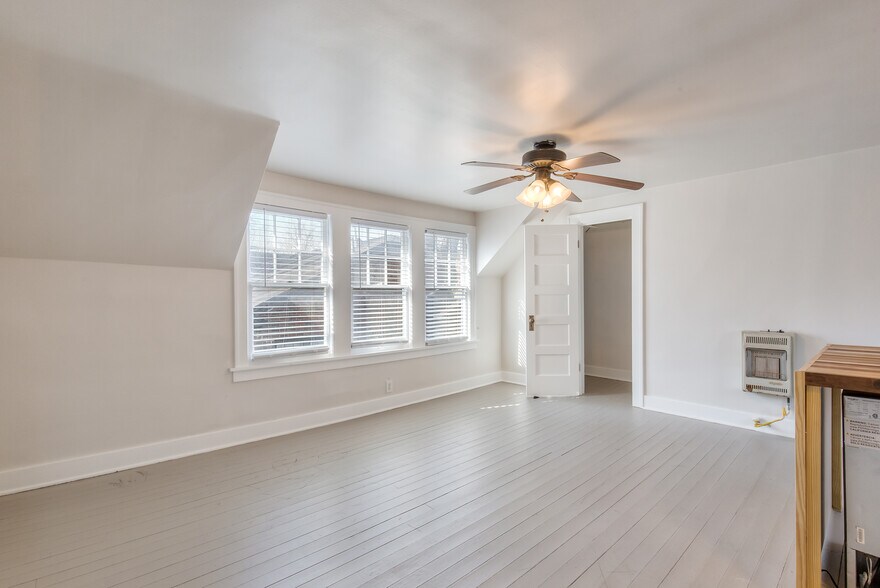 Building Photo - 109 E 26th Pl