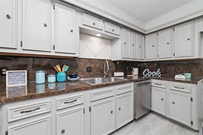 Building Photo - 22122 Woodrose Dr