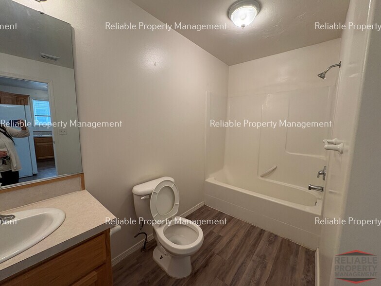 Building Photo - 230 W Anderson St