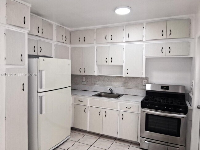 Building Photo - 7860 Harding Ave