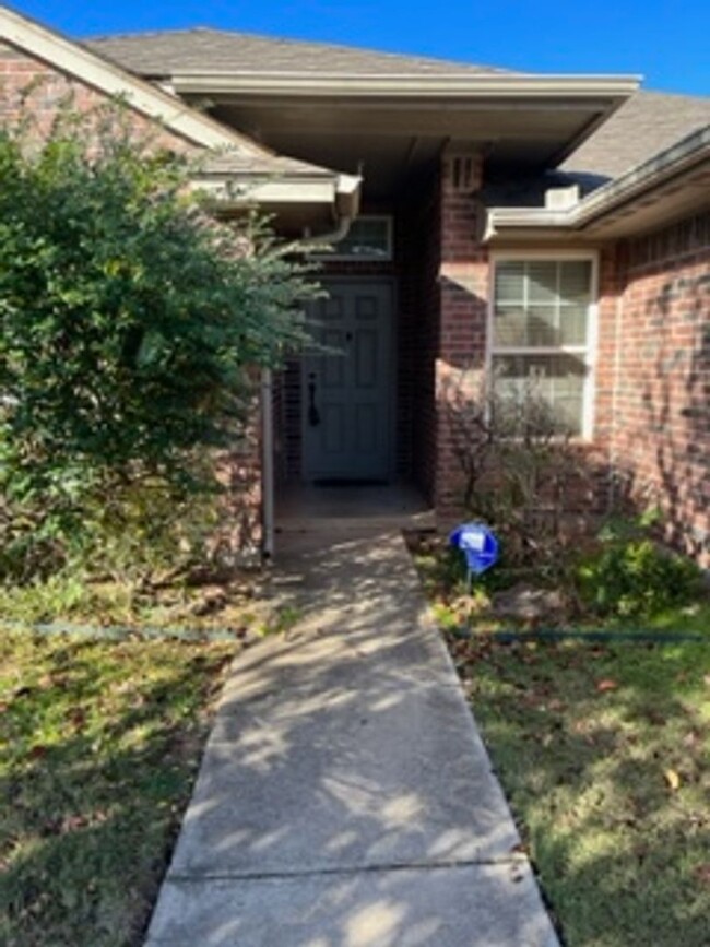 Building Photo - Beautiful Home