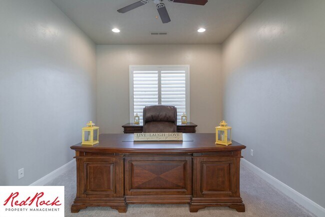 Building Photo - Stunning 2 Bedroom Fully Furnished Home. Community Pool & Mini Golf!