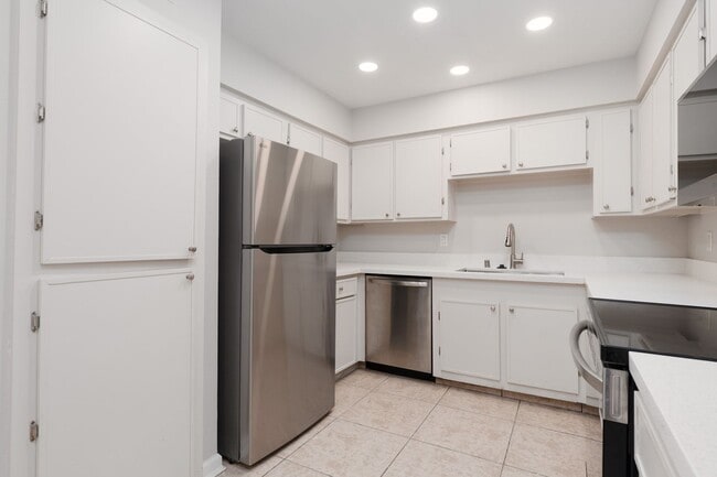 Building Photo - Recently renovated 3 br unit on 2nd floor of gated Desert Shores community