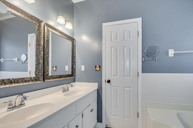 Building Photo - 4441 McManus Ct