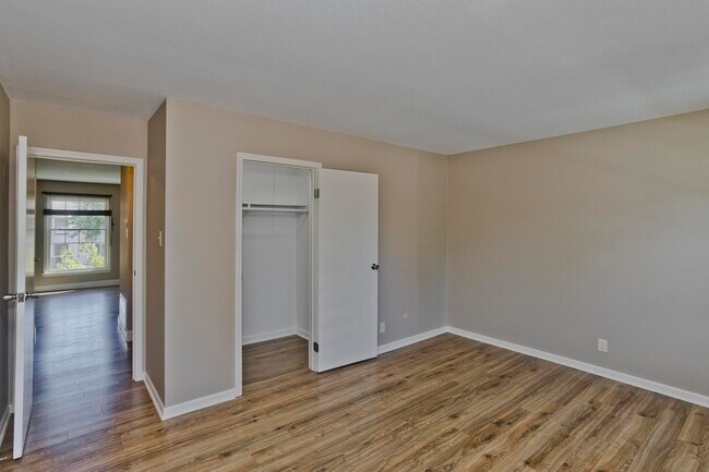 Building Photo - 40 Yorktown Dr