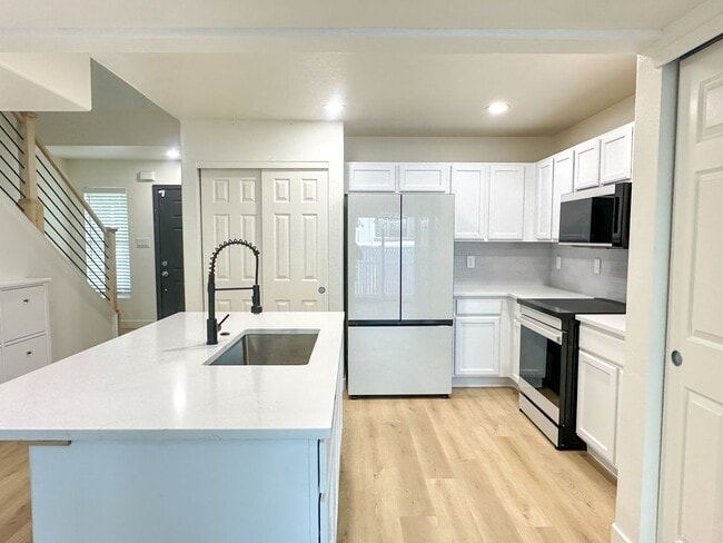 Building Photo - Beautifully Updated Townhome Near DIA