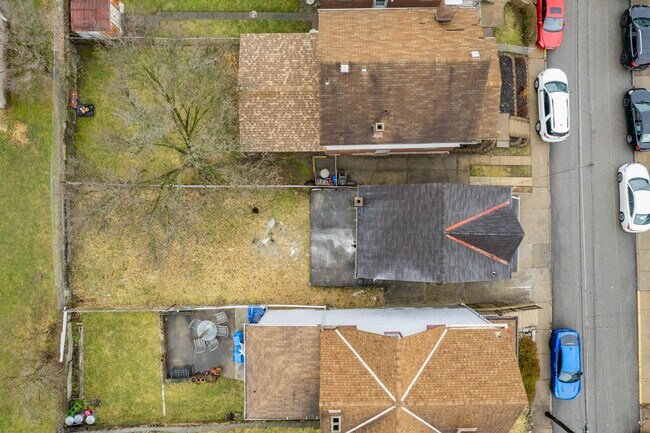 Building Photo - SCORE 50% OFF 1ST MONTH'S RENT IF SIGNED BY DEC 12! Newly renovated 2 bedroom home in Carrick ava...