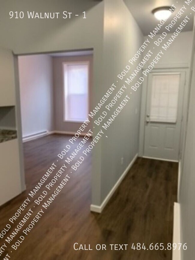 Building Photo - 910 Walnut St