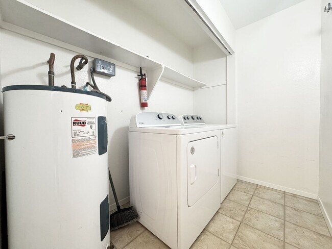 Building Photo - Available Now!!  2 BD/2.5 BA Pet Friendly Kaneohe Townhouse!