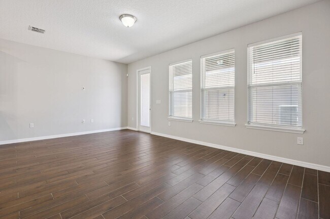 Building Photo - 3/2.5/2 Townhome in SummerLake
