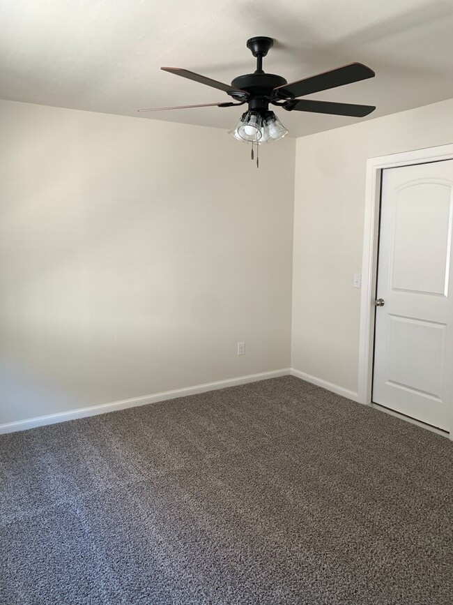 Building Photo - 3 bed, 2.5 bath home in sought after gated...