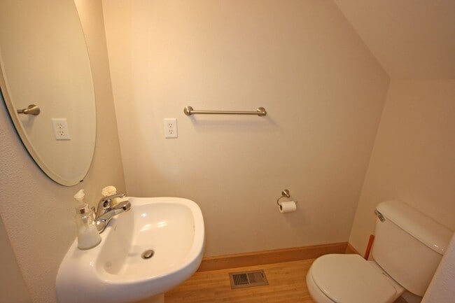 Building Photo - 3 bedroom 3.5 bath town home