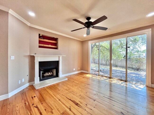 Building Photo - 4 Bed / 2 Bath Spacious One-Level Home with Large Backyard