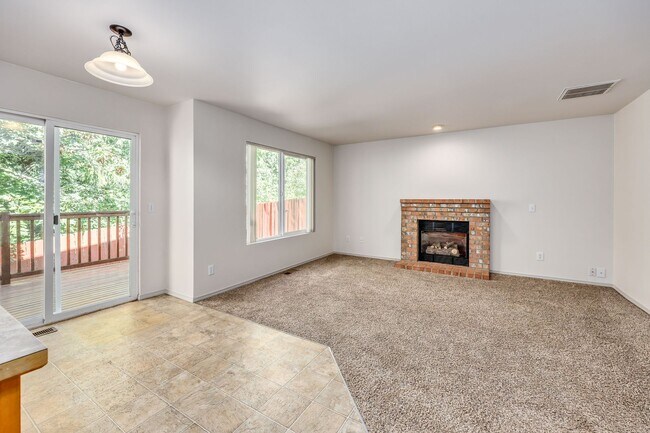 Building Photo - Highly Desirable Home in Ridgetop Communit...