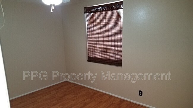 Building Photo - 6104 W Townley Ave