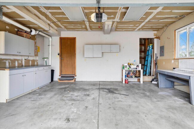 Building Photo - 4BR/4BA Updated Home with Finished Basement Suite & Landscaped Yard