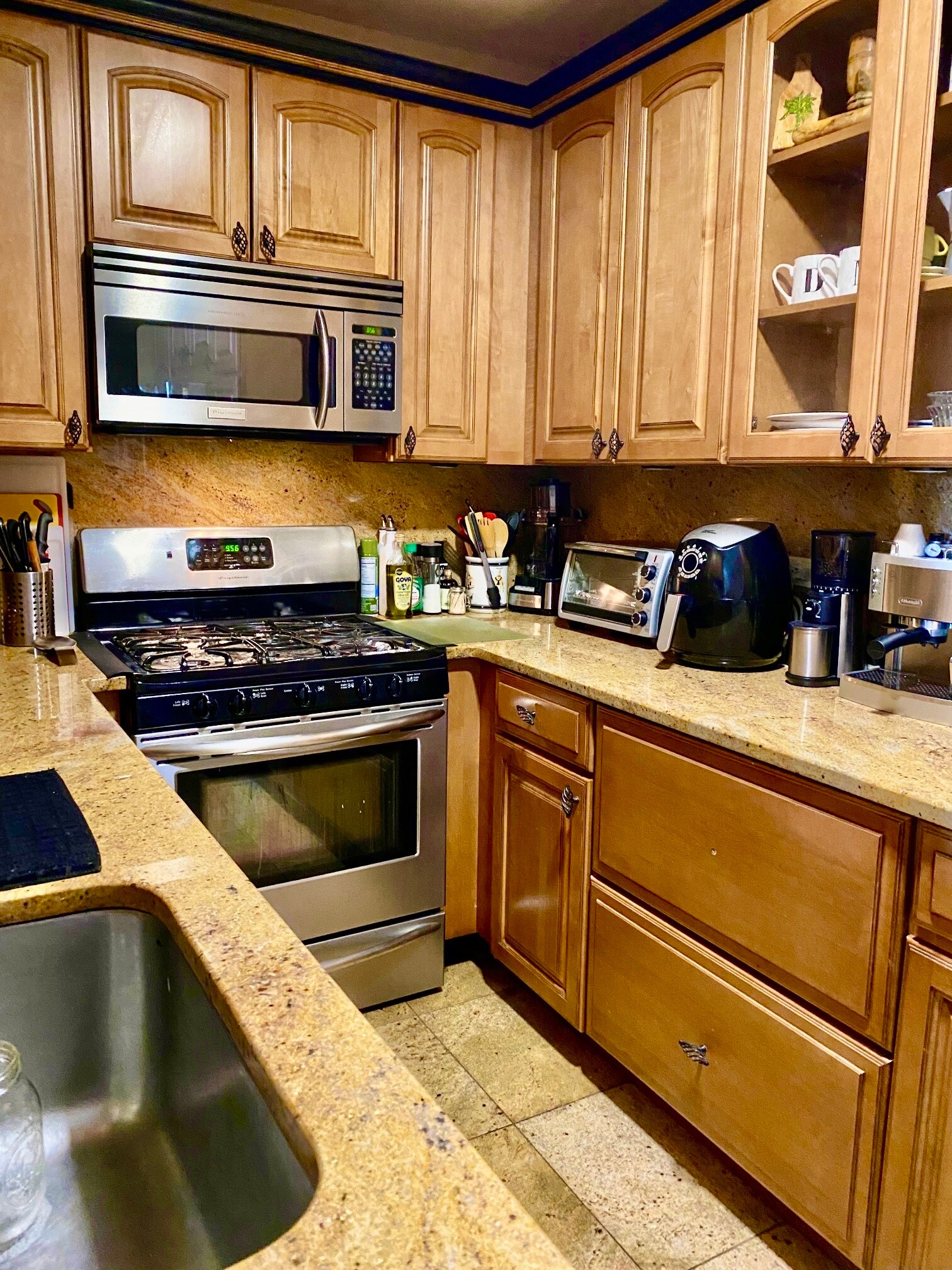 marble kitchen - 7002 Boulevard E