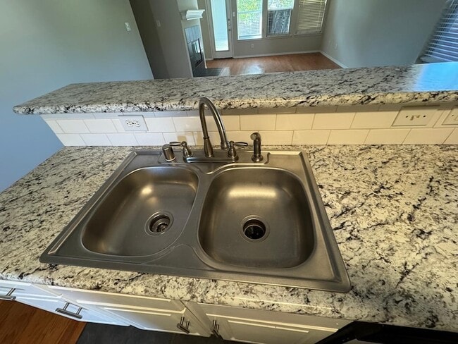 Building Photo - 9205 Lenox Dr