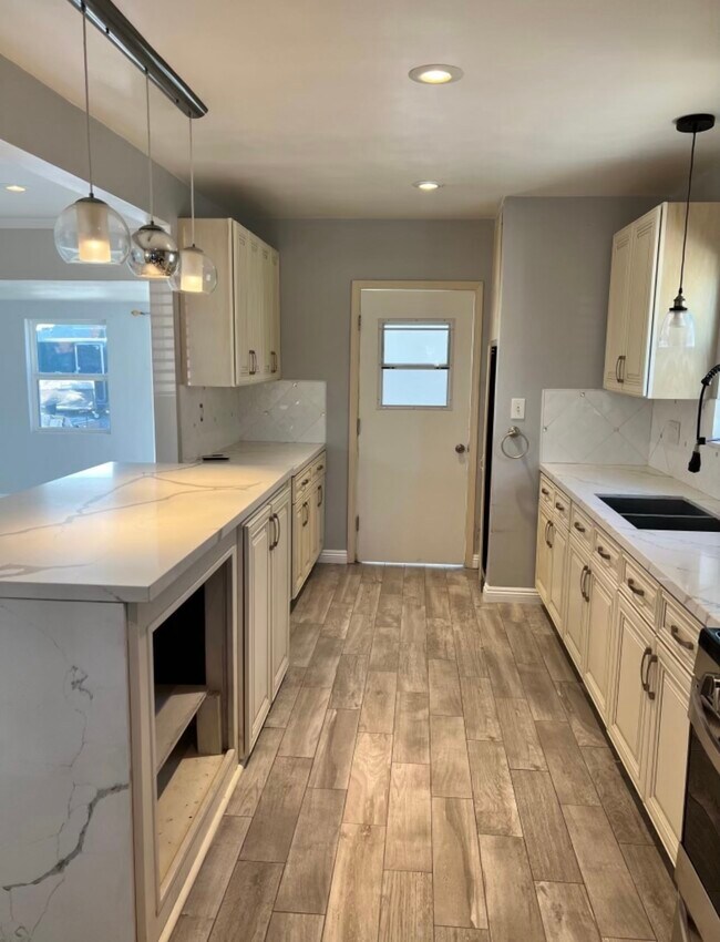 Building Photo - 7527 Louise Ave