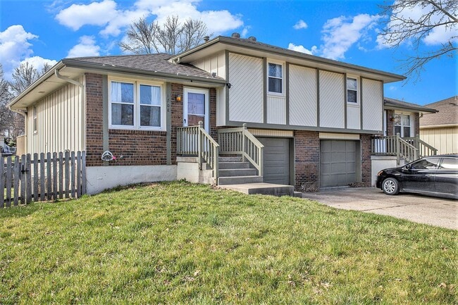 Building Photo - 3-Bed, 1.5-Bath huge duplex in Blue Springs!