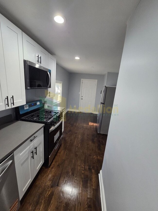 Building Photo - Beautifully Renovated 3 Bedroom / 1 Bathro...