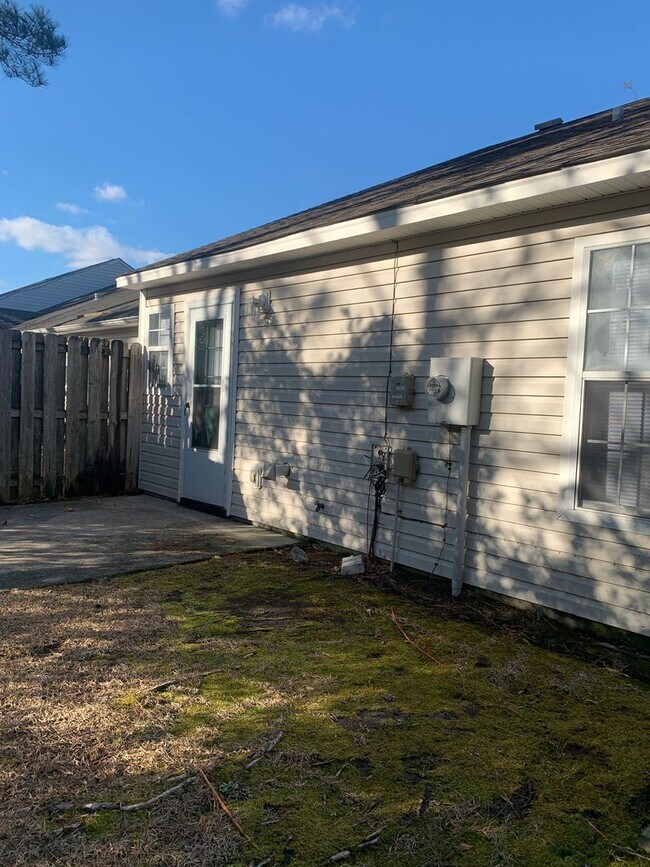 Building Photo - 2 Bedroom 2 Bath Townhouse Available Now on Jasmine Cove Way