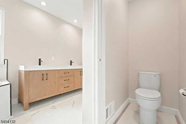Building Photo - 703 Porter Way W