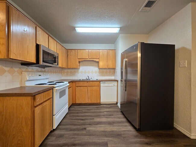 Building Photo - 2805 Kerrville Ct