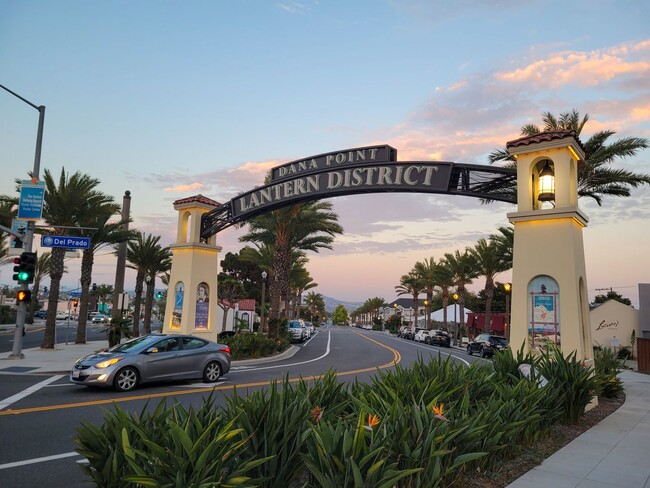 Building Photo - Updated Lower-Unit Condo Close to the Beach!